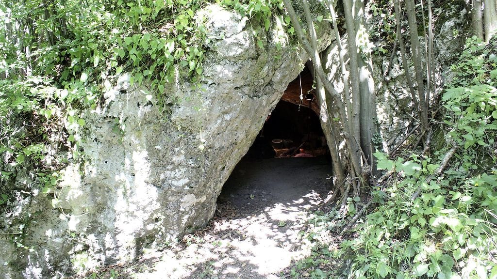 Puola haudattu tyttö luola LK 25.7.2021