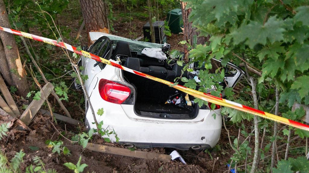 Pelastuslaitos joutui purkamaan auton kattorakenteita irrottaakseen yhden turman uhreista.