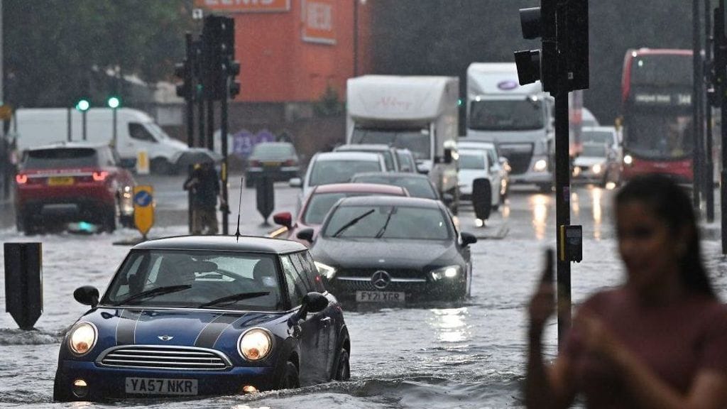 Kuva Lontoon tulvivasta kadusta.