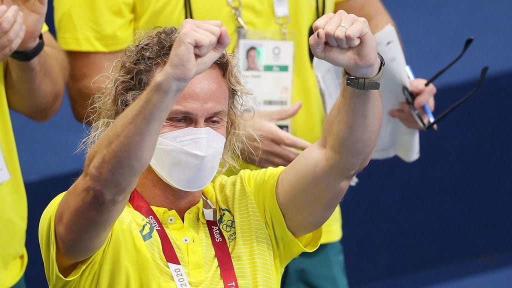 Valmentaja Dean Boxall tuuletti Ariarne Titmuksen olympiavoittoa.