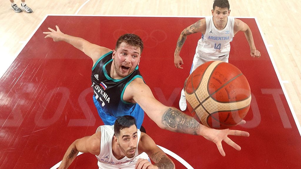 Luka Doncic (kesk.) häikäisi olympiadebyytissään.