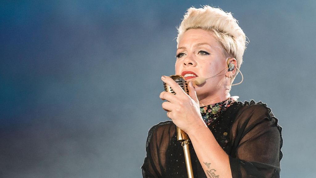 Pink tukee Norjan rantakäsipallonaisia.