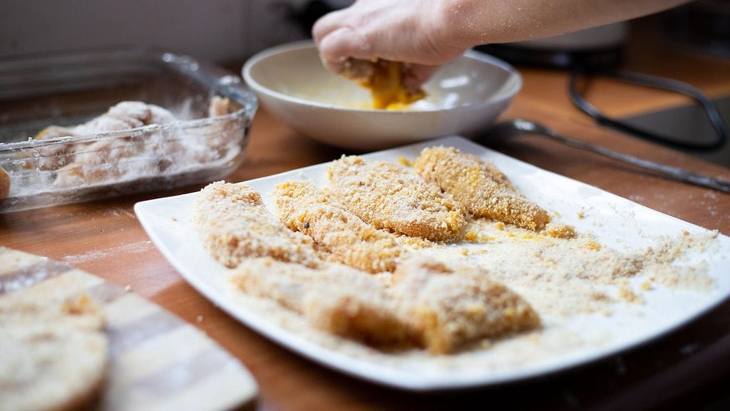 Leivitettyä kanaa valmistavan kannattaa pyöräyttää liha ensin jauhoissa, ei munaseoksessa. Kuvituskuva.