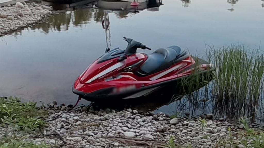 Ampumisen uhri oli liikkeellä tällaisella jetillä. Poliisi julkaisi kuvan, jotta tapauksesta jotakin tietävät henkilöt tunnistaisivat mahdollisesti myös sinisen vesijetin, jolla punaisiin liiveihin sonnustautunut ampuja uhrin mukaan liikkui.