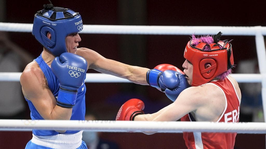 Mira Potkonen (vasemmalla) sinisissä, Maiva Hamadouche (oikealla) punaisissa.