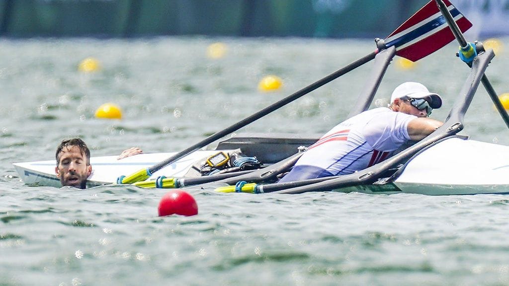 Are Strandli (vas.) ja Kristoffer Brun keikahtivat dramaattisesti veteen pariairokaksikon semifinaalissa.