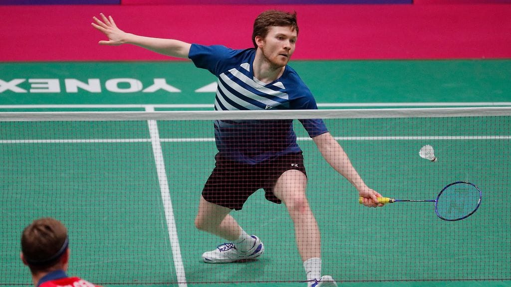 Kalle Koljonen nostamassa palloa Viktor Axelsenia vastaan.