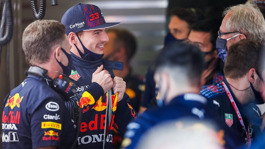 Max Verstappen jaksaa vitsailla Mercedes-vastustajiensa kustannuksella.