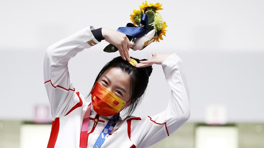 Qian Yang on juhlinut Tokiossa jo kahta olympiakultaa ilmakivääriammunnassa.