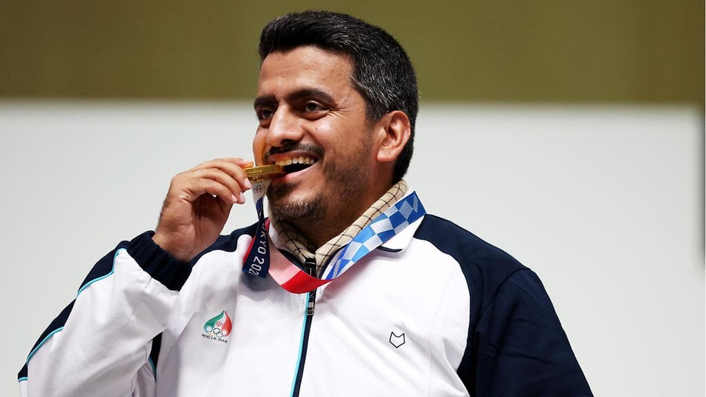 Javad Foroughi saavutti 10 metrin pistooliammunnan olympiakultaa Tokiossa lauantaina.