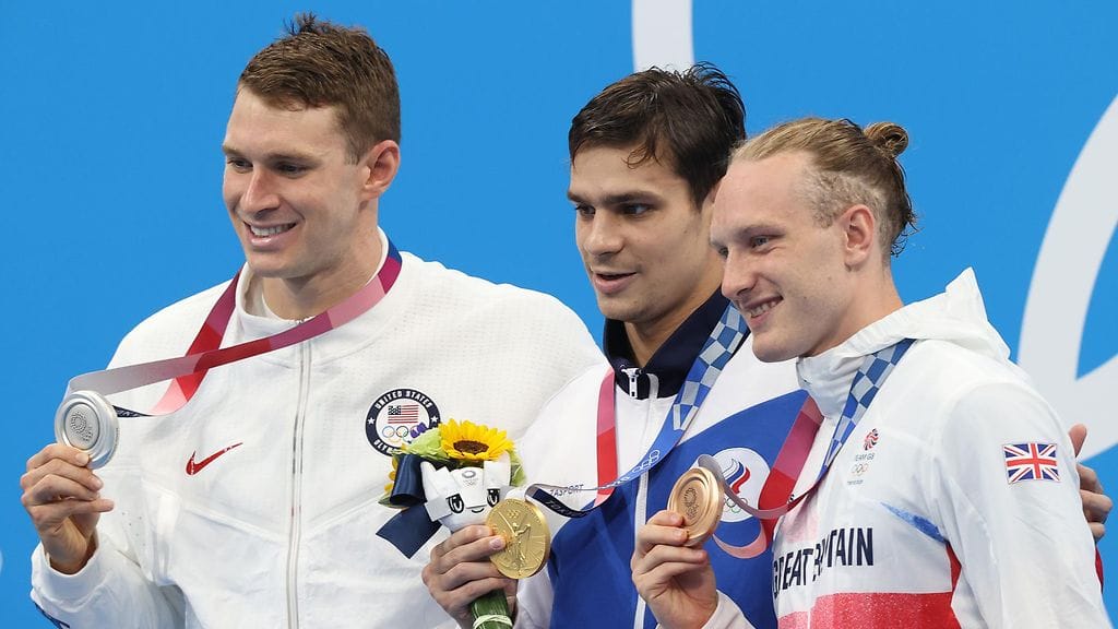 Ryan Murphy (vas.) poseerasi muiden 200 metrin selkäuintimitalistien Jevgeni Rilovin ja Luke Greenbankin kanssa.