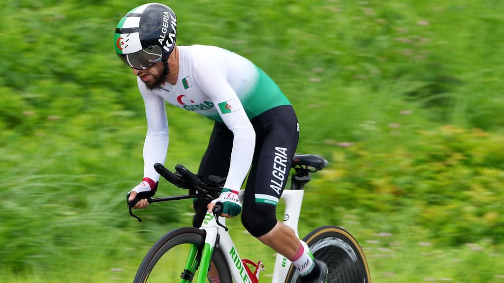 Azzedine Lagab vauhdissa Tokion olympialaisten maantiepyöräilyn aika-ajossa.