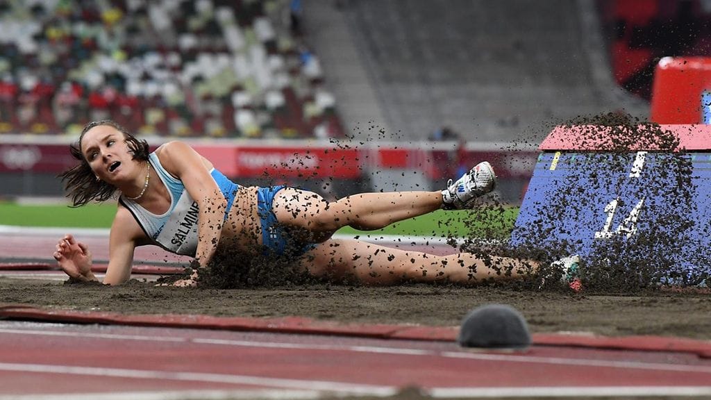 Senni Salminen jäi ensimmäisenä naisena ulos kolmiloikan loppukilpailusta.