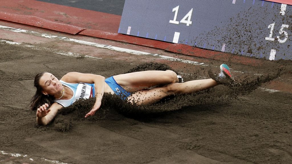 Senni Salminen jäi ensimmäisenä ulos kolmiloikan finaalista tuloksella 14,20.
