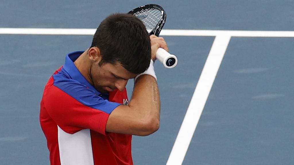 Novak Djokovic koki putoamisen olympiatenniksen välierässä.