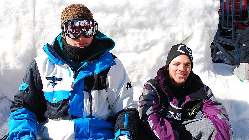 Janne Korpi ja Markus Malin paistattelevat päivää Cardronan halfpipen juurella.