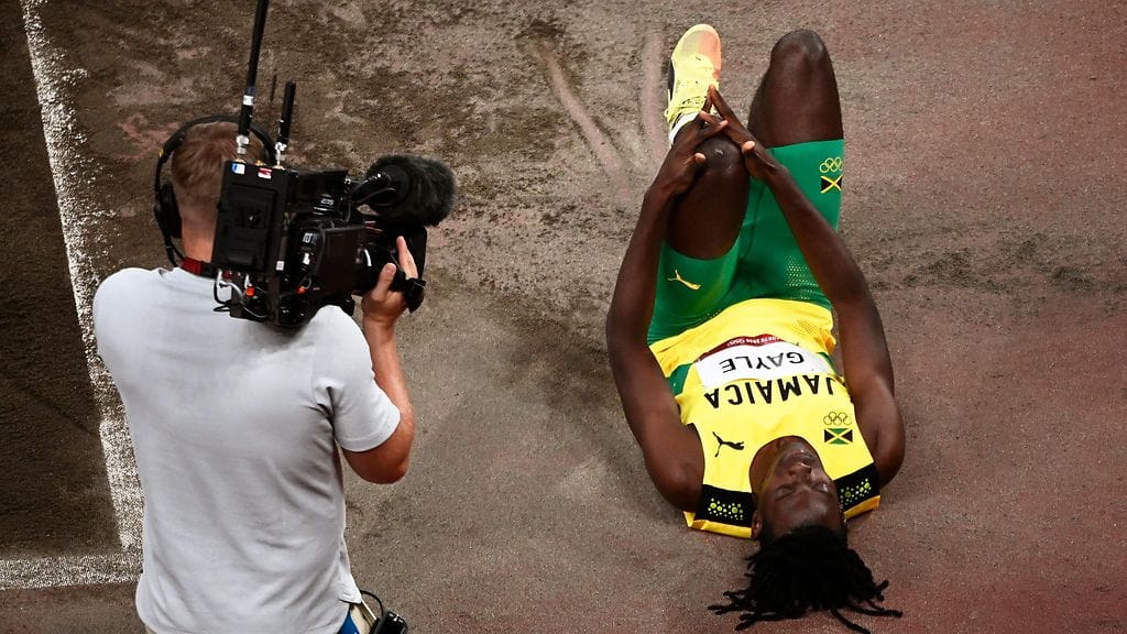 Pituushypyn hallitseva maailmanmestari Tajay Gayle loukkasi itsensä Tokion karsintakisan avauskierroksella.