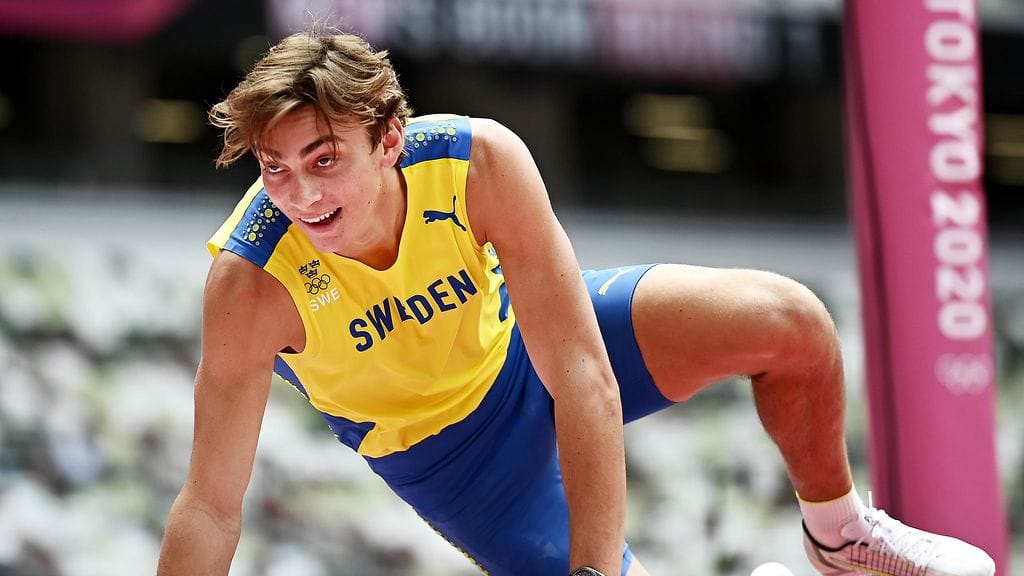 Ruotsin Armand Duplantis hassutteli Tokion olympialaisten seiväskarsinnassa.