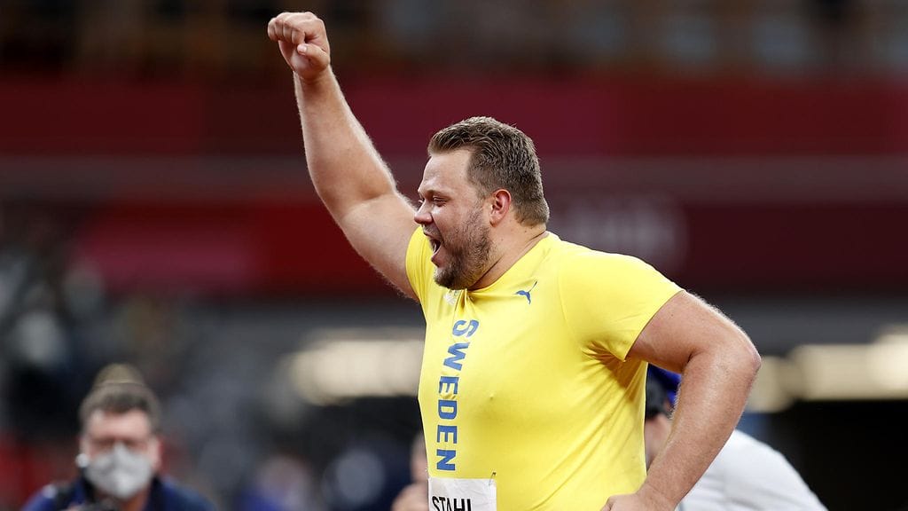 Ruotsin Daniel Ståhl riemuitsi olympiavoittoaan Tokion kiekonheitossa.