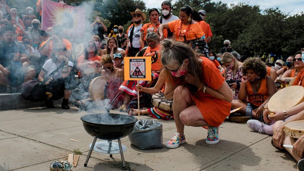 Ihmisiä muistotilaisuudessa.