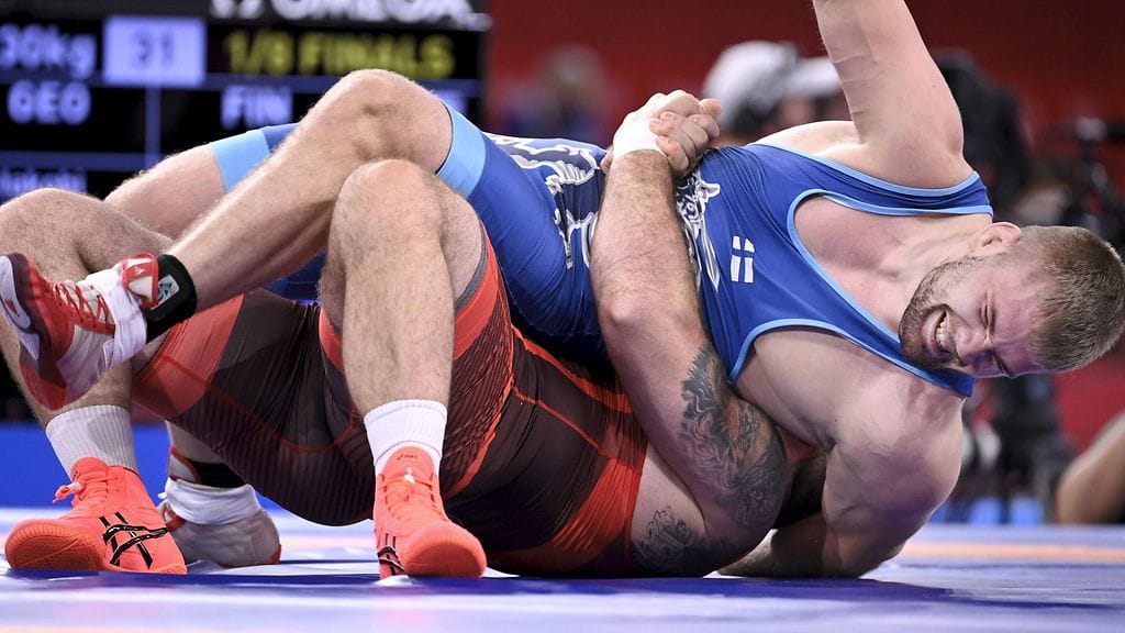 Elias Kuosmanen hävisi avausottelunsa Tokiossa.