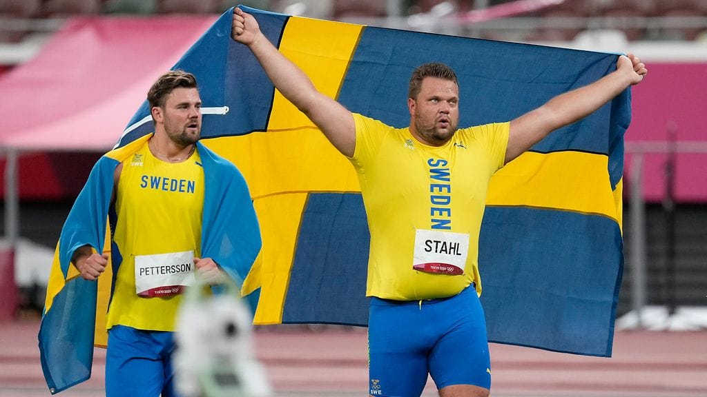 Olympialaisten kiekkokisassa kultaa ja hopeaa voittaneet Daniel Ståhl sekä Simon Pettersson pääsivät nauttimaan käsipallomaajoukkueen otteista huippukamppailussa.