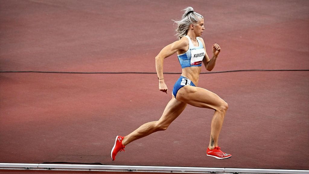 Tuore SE-nainen Sara Kuivisto juoksee Tokion olympialaisten 1500 metrin alkuerissä maanantaina.