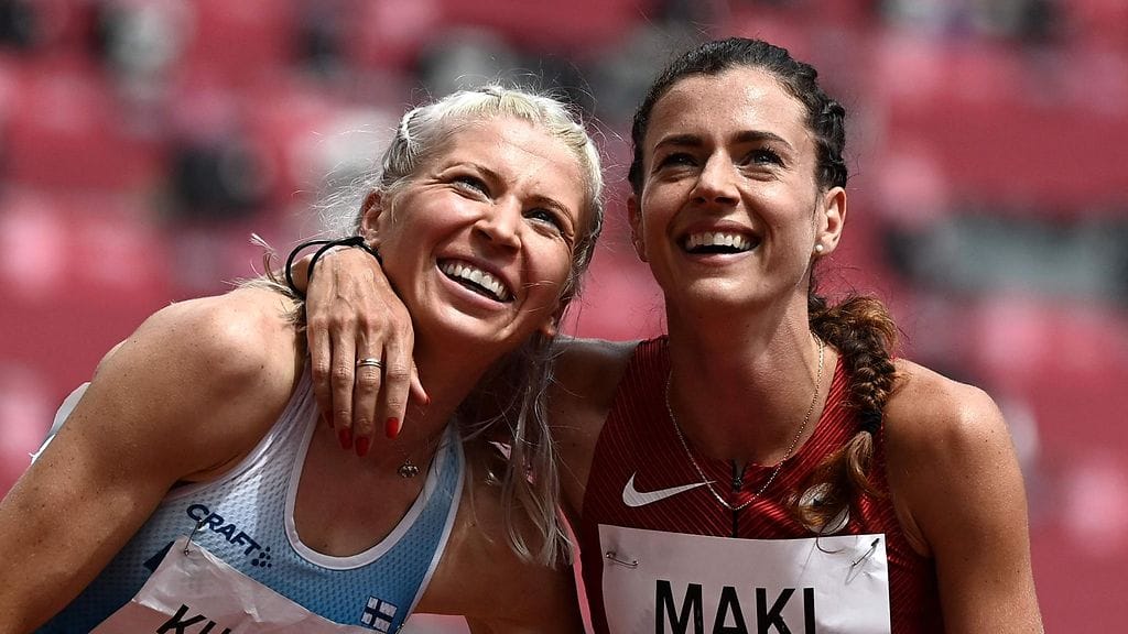 Sara Kuivisto (vas.) ja Kristiina Mäki katselivat onnellisina tulostaululle Tokiossa. Kumpikin eteni välieriin omalla ennätysajalla.