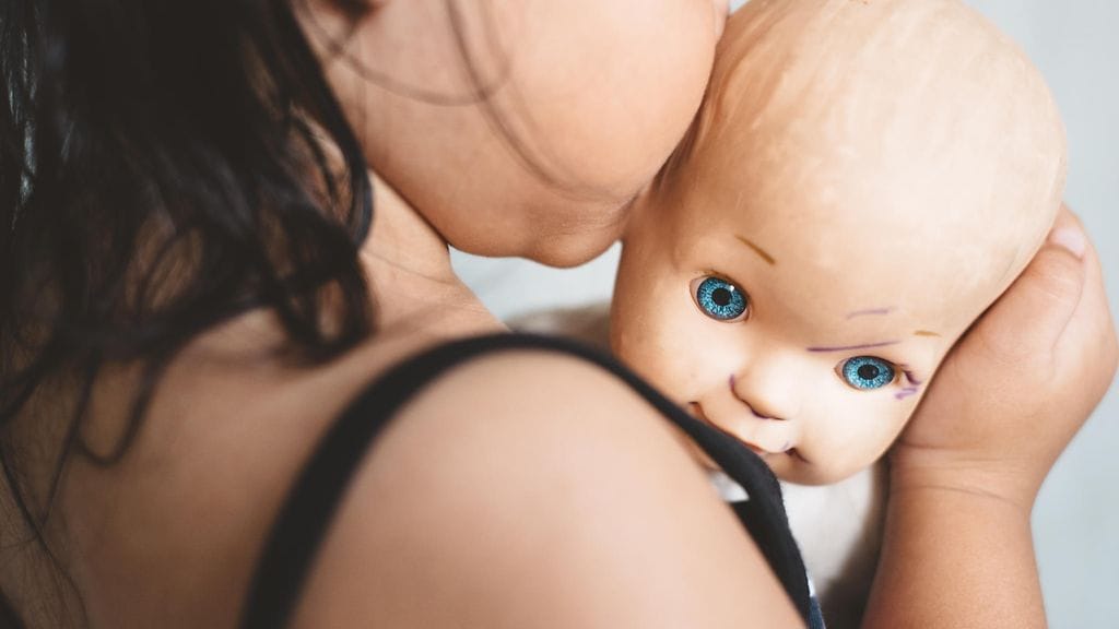 Parker, 2, rakastaa karmeita zombivauvanukkeja. Kuvituskuva.