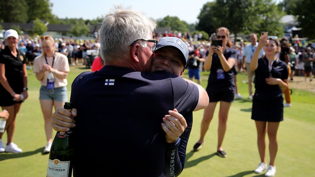 Petteri Nykky onnitteli valmennettavaansa Matilda Castrenia Gant Openin voiton jälkeen.