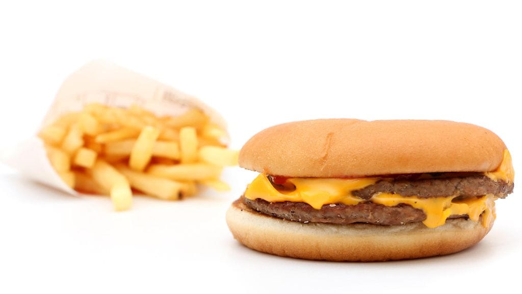 Elif Kandemirin äidillä, Leylalla, on erikoinen harrastus: hän keräilee pikaruokaa ja säilyttää sitä sitten aivan liian pitkään. Kuvituskuva.