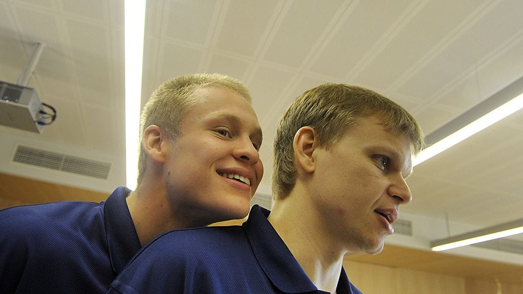 Sasu Salin (vas.) ja Teemu Rannikko vierailivat muun koripallomaajoukkueen kanssa Suomen suurlähetystössä Vilnassa.