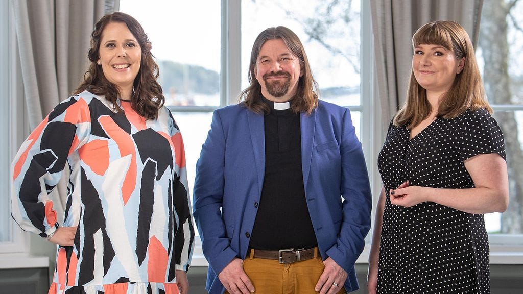 Hanna Myllymaa, Kari Kanala ja Elina Tanskanen auttavat neljää paria avioliittonsa alkumetreillä Ensitreffit alttarilla -ohjelmassa.