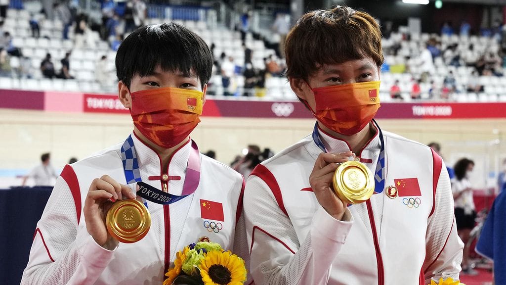 Kiinalaiset Bao Shanju ja Zhong Tianshi voittivat olympiakultaa ratapyöräilyn naisten joukkuesprintissä.