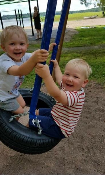 samana päivänä syntyneet pojat keinumassa