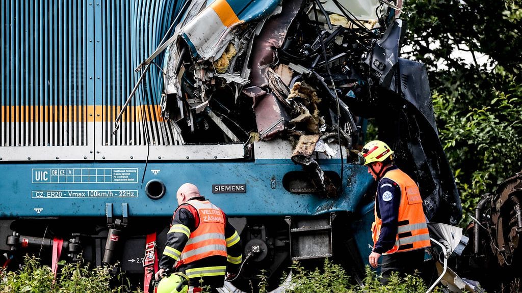 Onnettomuus sattui, kun pikajuna törmäsi paikallisjunaan Milavcessa.
