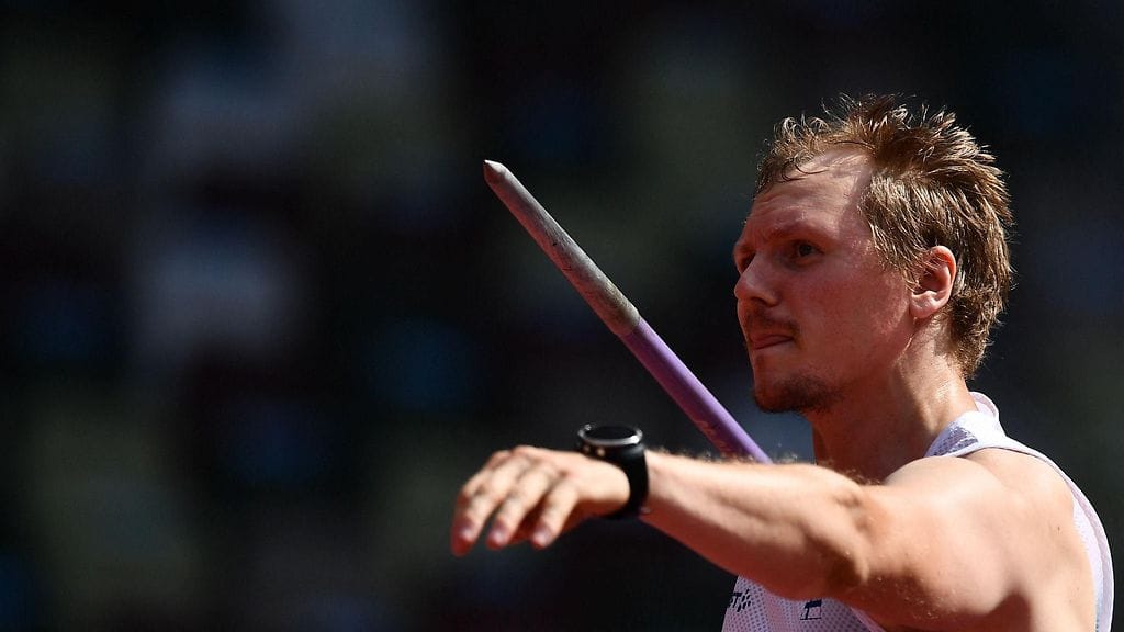 Lassi Etelätalo kantaa Suomen keihäskunniaa olympiafinaalissa.