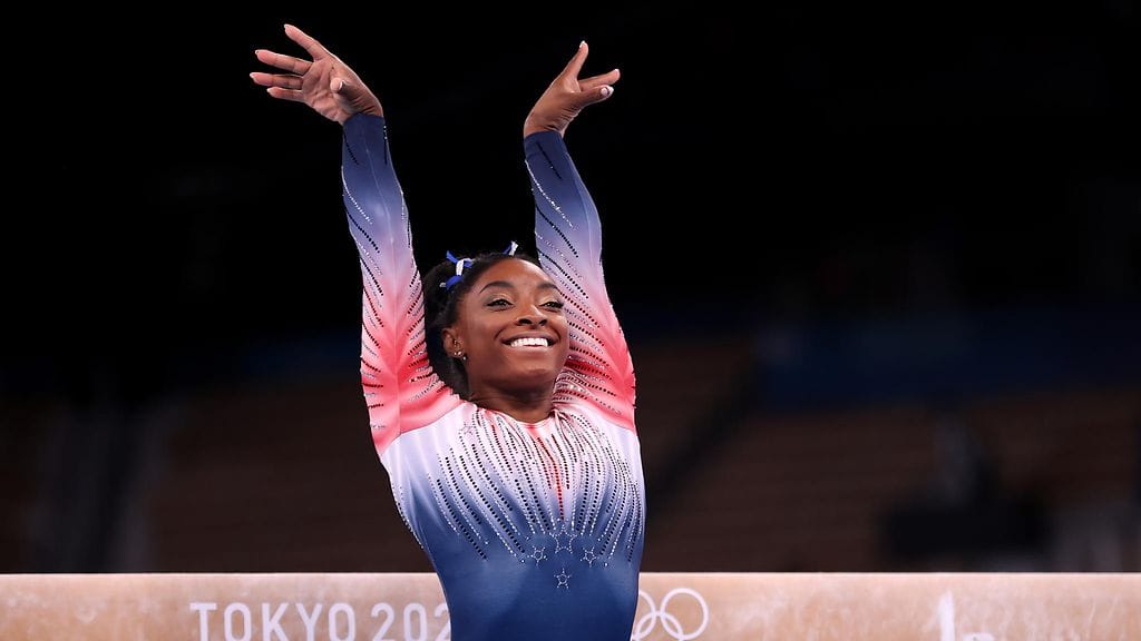 Simone Biles ylsi upealla tavalla olympiapronssille puomilla.