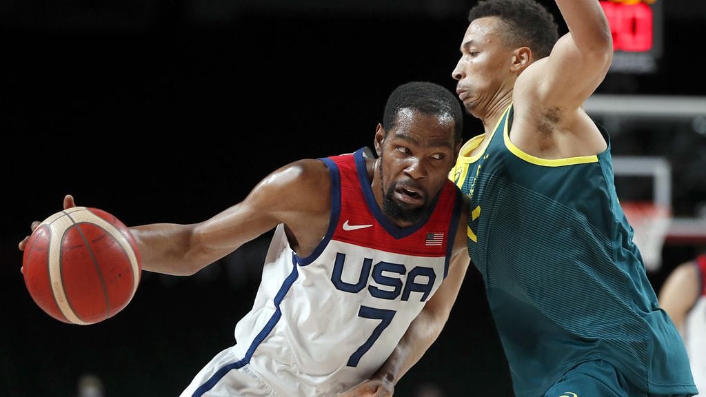 Kevin Durant (vas.) oli Yhdysvaltojen hahmo myös olympiavälierässä.