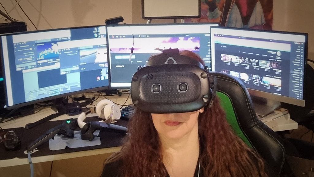 Saara on innostunut VR-peleistä, joita pelataan lasit päässä. Kuva: Saara Koski-Laulaja