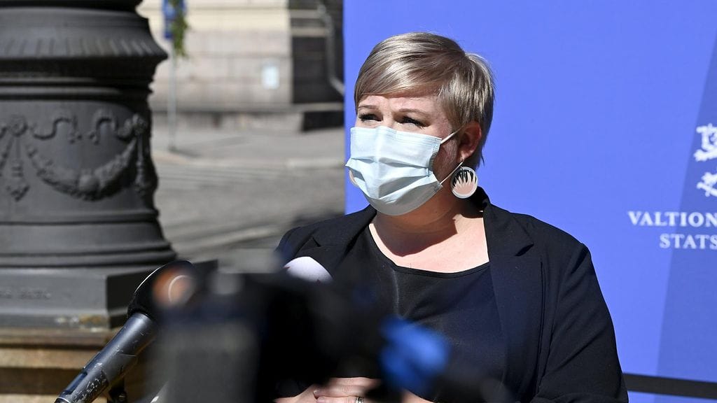 Valtiovarainministeri Annika Saarikko johtaa neuvotteluja.