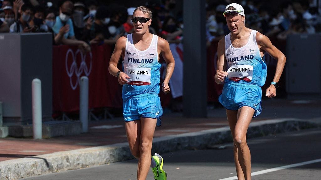 Aku Partanen (vas.) ja Jarkko Kinnunen Tokion olympialaisten 50 kilometrin kävelykisassa.