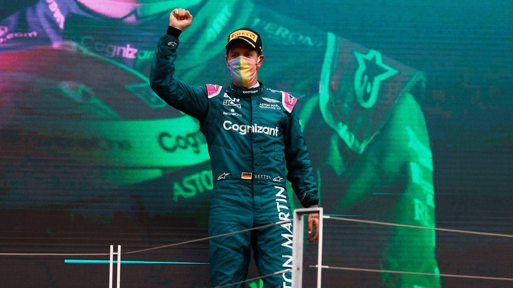Sebastian Vettel juhli kakkospaikkaa Unkarissa, mutta saattaa menettää kauden toisen palkintosijansa.