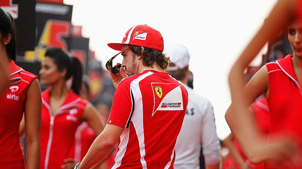 Fernando Alonso varikkotyttöjen keskellä