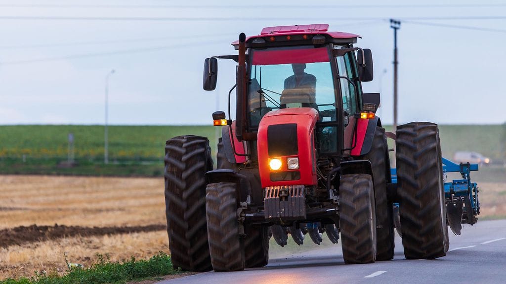 Traktorin ohituksessa kannattaa olla tarkkana. Kuvituskuva.