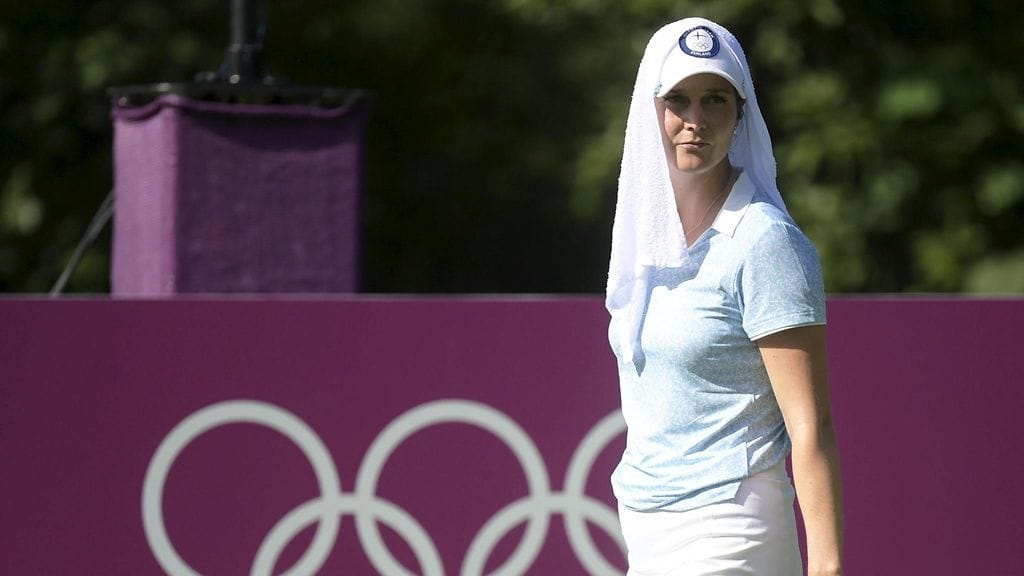 Sanna Nuutisen pallo jäi puuhun.