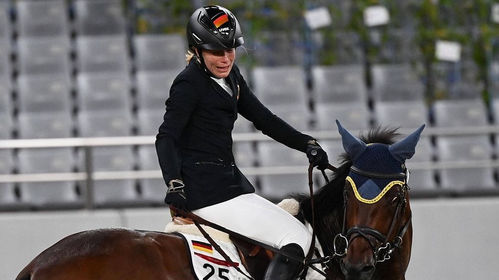 Saksan Annika Schleu ei säästellyt raippaa nykyaikaisen viisiottelun esterastastuksessa.