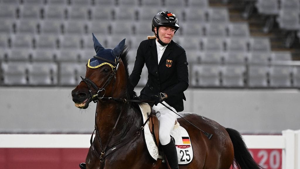 Kim Raisner passitettiin pois olympialaisista hänen lyötyään kuvan Saint Boy -hevosta. Kuvassa Raisnerin valmennettava Annika Schleu.