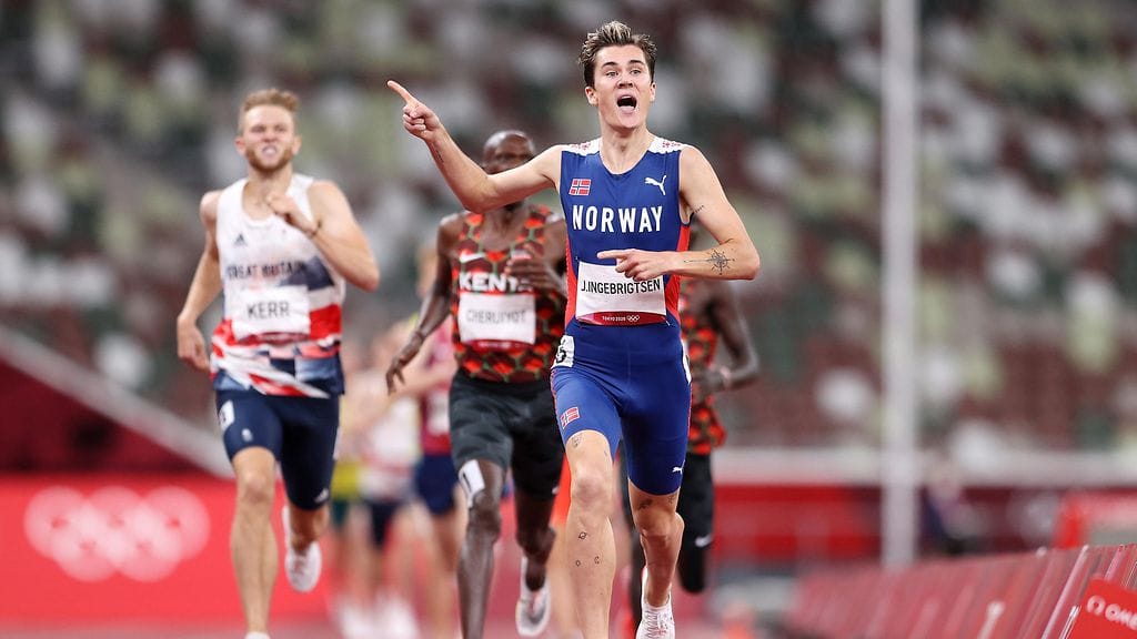 Norjan Jakob Ingebrigtsen vei murskaavasti olympiakultaa 1500 metrillä.