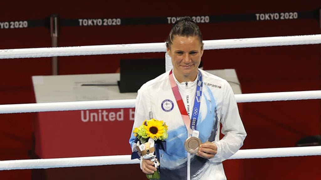 Nyrkkeilijä Mira Potkonen sai pronssisen mitalinsa Tokion olympiakisojen päätöspäivänä.